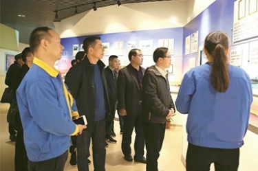 貴州省黔東南州委常委、榕江縣縣委書記賀代宏一行到公司參觀學(xué)習(xí)考察